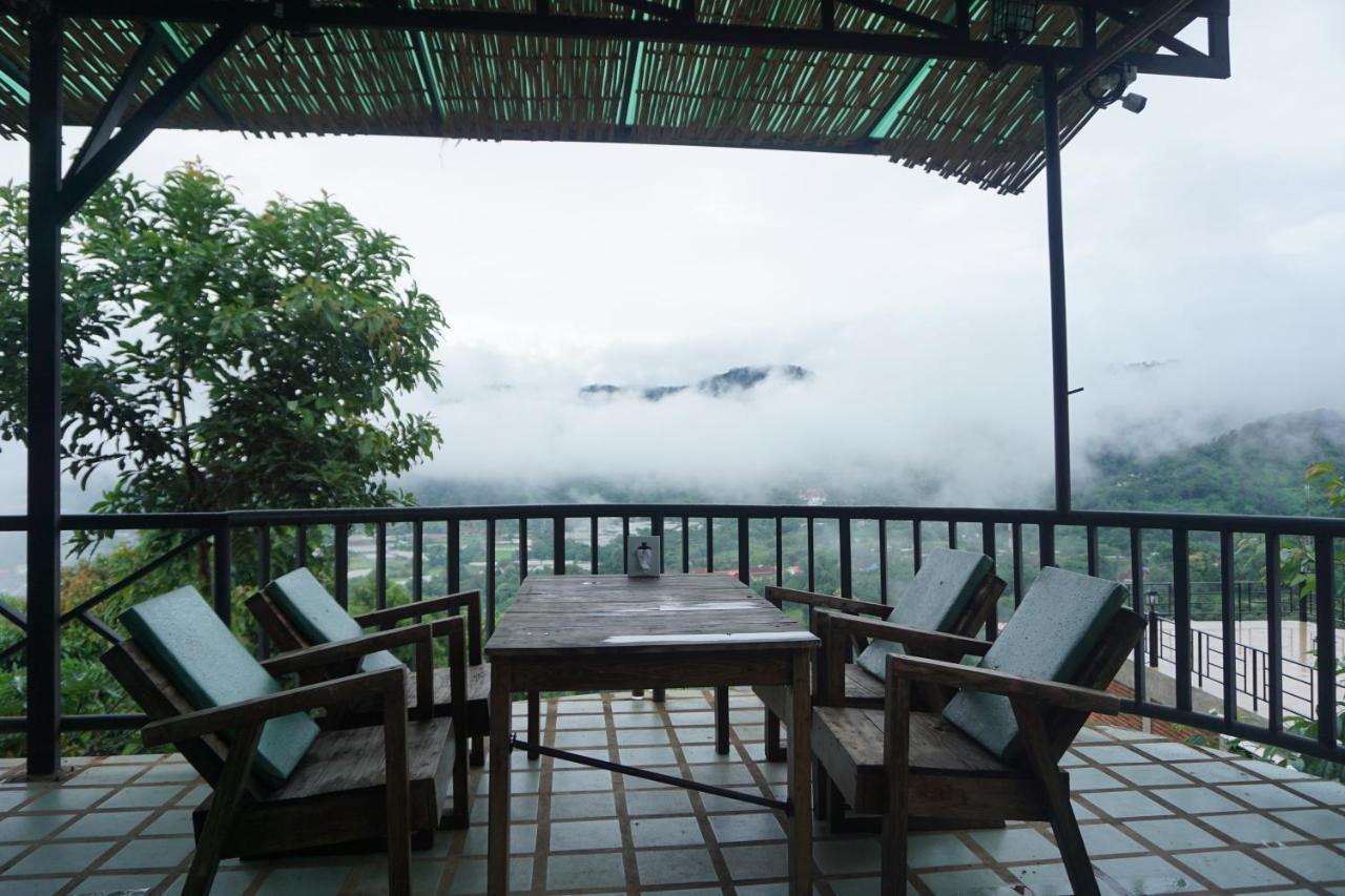 Bann Suan Maya Mae Rim Bagian luar foto